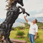 At heykeline Antalya manzarasında klip