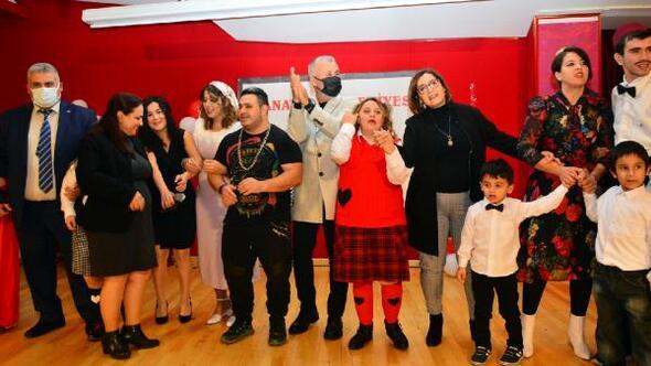 Serebral palsi hastası Ayşenur ilk defa sahnede ayağa kalktı