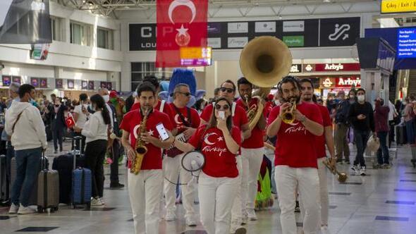Antalya Havalimanında 23 Nisan coşkusu