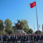 Antalya Barosu adli yılı Atatürk Anıtına çelenk koyarak açtı