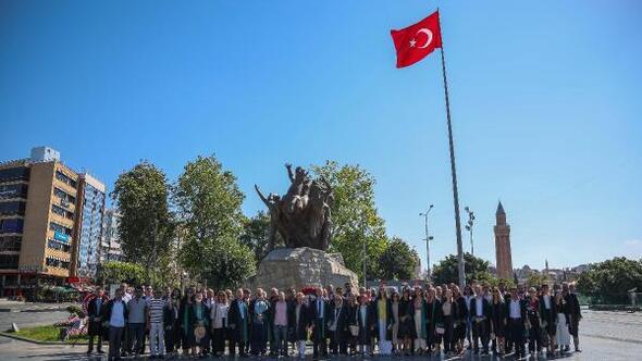 Antalya Barosu adli yılı Atatürk Anıtına çelenk koyarak açtı