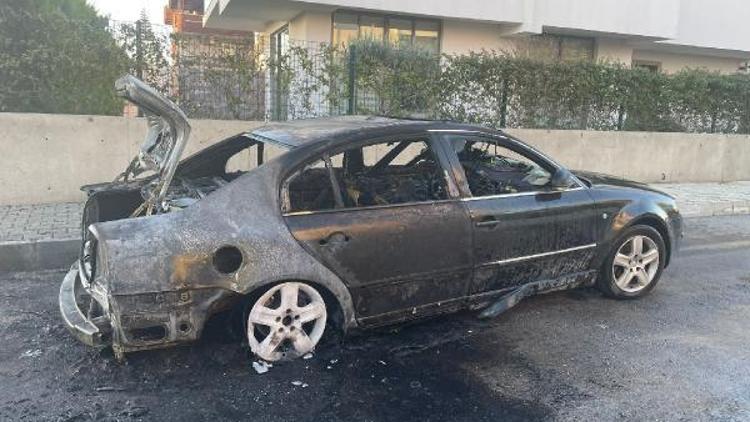 Park halindeki otomobil yandı