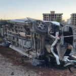 Otomobil ile çarpışan servis minibüsü devrildi: 4 yaralı