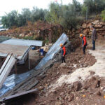 Antalya'da istinat duvarı çöktü: İki ev zarar gördü