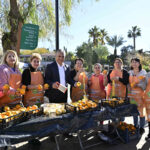 Depremzede kadınlarla turunç reçeli yaptı