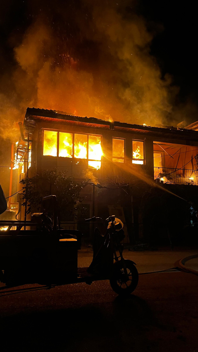 Döşemealtı'ndaki yangında bir ev kül oldu