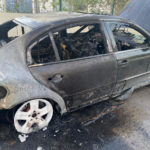 Duran araç alev aldı