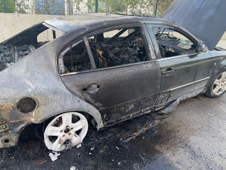 Duran araç alev aldı