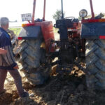 Eşine yardım etmek istemişti, ayağını kaybediyordu