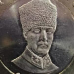 Madeni 5 lirada 'Atatürk'e benzemiyor' tartışması