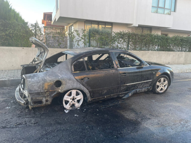 Serik'te park halindeki otomobil yandı