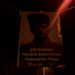 Suudi Arabistan konsolosluğunun karşısında 'Çöl Kaplanı Medine Kahramanı Fahreddin Paşa' pankartı