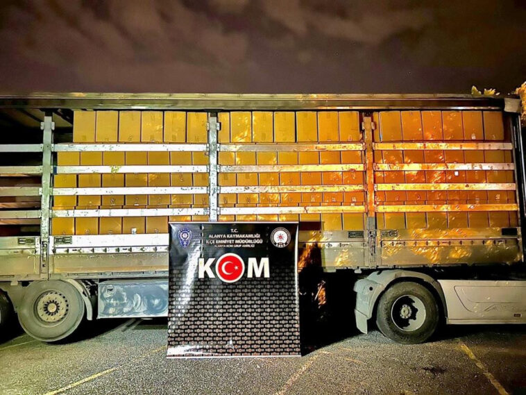 Tonlarca kaçak tütünü taşırken yakalandı