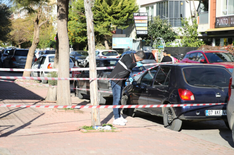 Yürürken park halindeki otomobile çarpan kişi öldü
