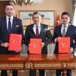 Kaya, milletvekili maaşını Antalyadaki okullara bağışladı