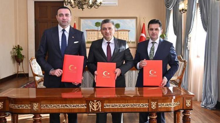 Kaya, milletvekili maaşını Antalyadaki okullara bağışladı