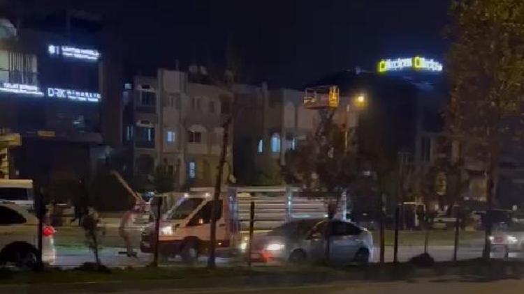 Tartıştıkları sürücünün kamyonetine odunla saldırdılar