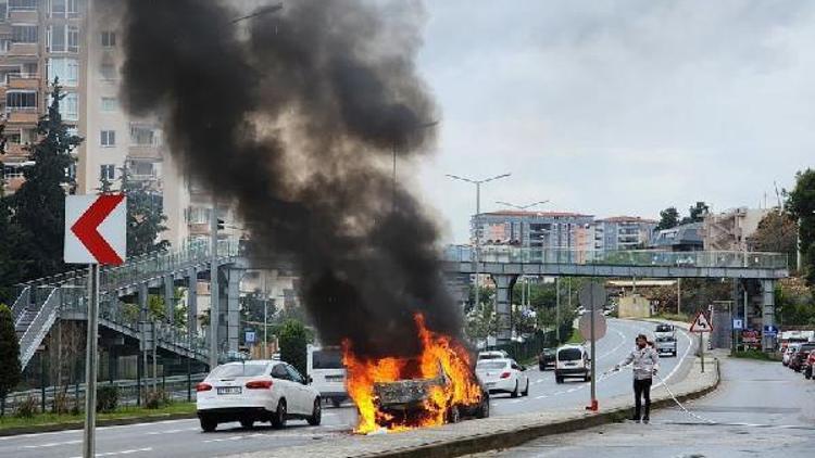 Seyir halindeki otomobil yandı
