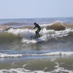 3 metrelik dalgalarda sörf yapıp, eğlendiler