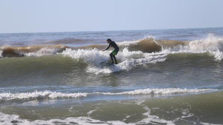 3 metrelik dalgalarda sörf yapıp, eğlendiler