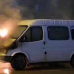 Seyir halindeki minibüs yandı