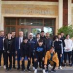 Kütüphaneye gelen öğrencilere belediyeden ikram