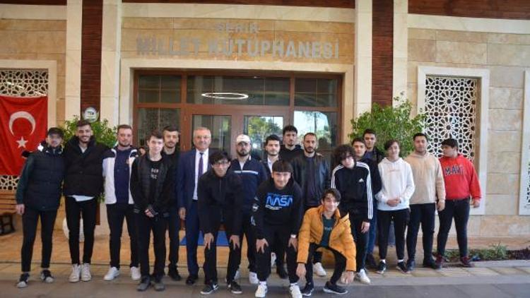 Kütüphaneye gelen öğrencilere belediyeden ikram