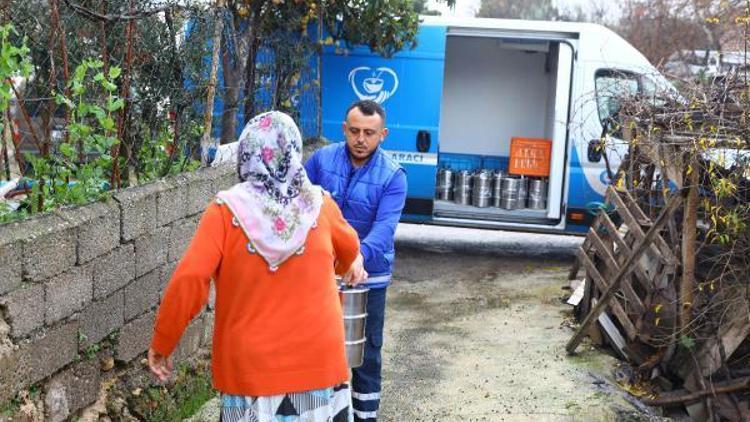 Büyükşehirin 3 aşevinden ihtiyaç sahiplerine sıcak yemek