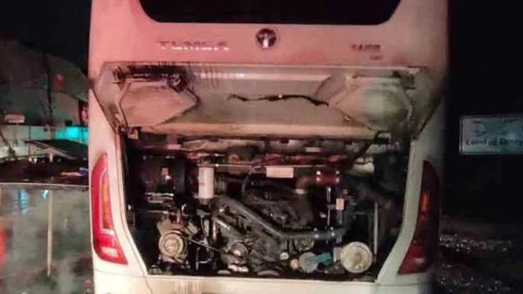 Seyir halindeki otobüsün motor kısmında yangın çıktı
