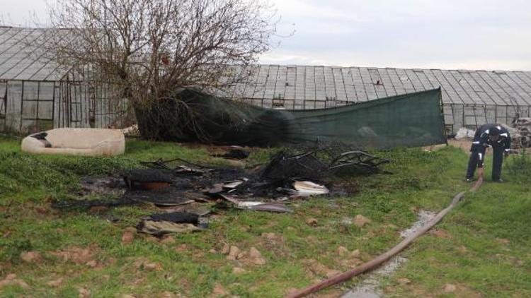 Boş arazide yanan kanepelere itfaiye müdahalesi