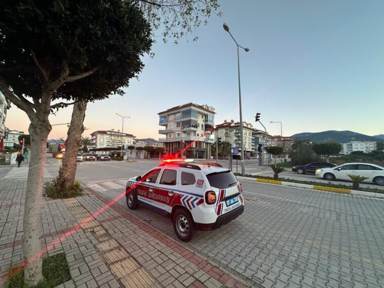 Alanya'da jandarma sürücülere ceza yağdırdı