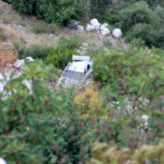 Eşine sinirlendi otomobilini uçurumdan attı