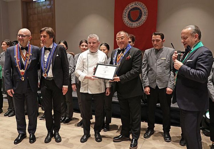 YIL SONU GALA YEMEĞİNE EV SAHİPLİĞİ YAPTI