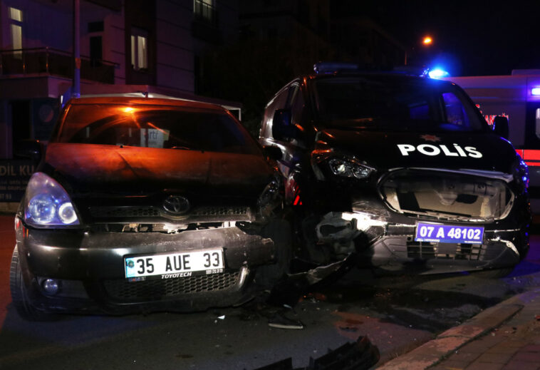 Kepez'deki kazada polis memuru ucuz atlattı