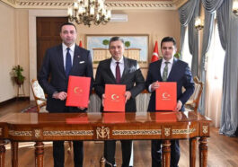 Milletvekili maaşını okullara bağışladı