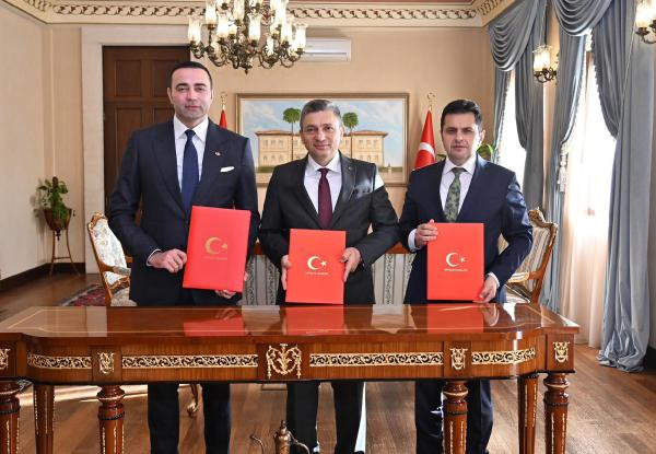 Milletvekili maaşını okullara bağışladı