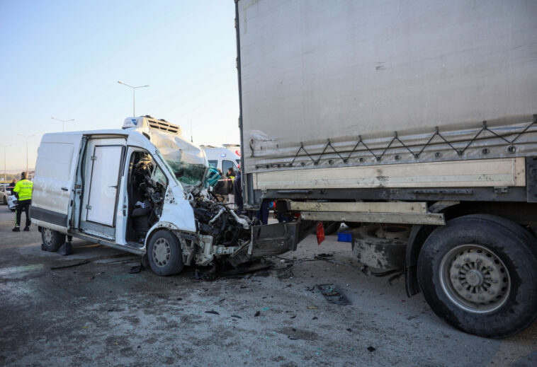 Park halindeki TIR'a çarpı hayatını kaybetti