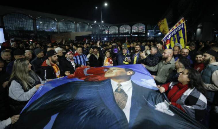 Taraftarlardan coşkulu karşılama