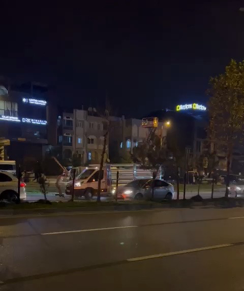 Tartıştıkları sürücüyü odunla dövdüler