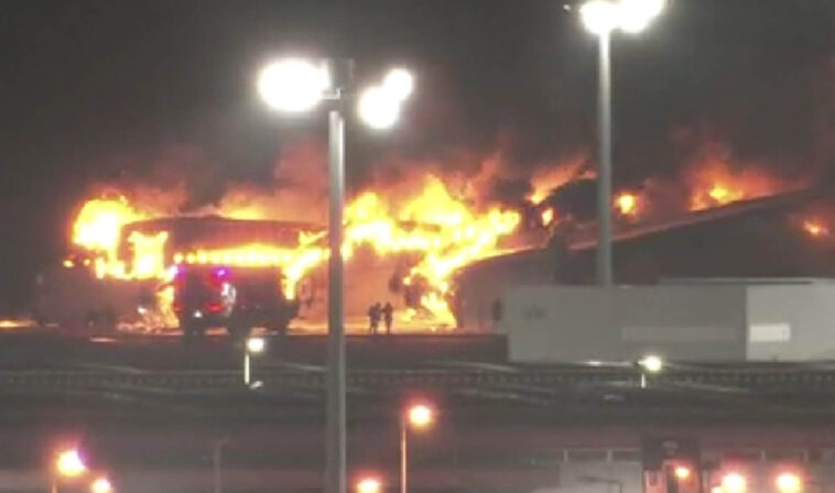 Uçak kazası sonucu havalimanında yangın çıktı