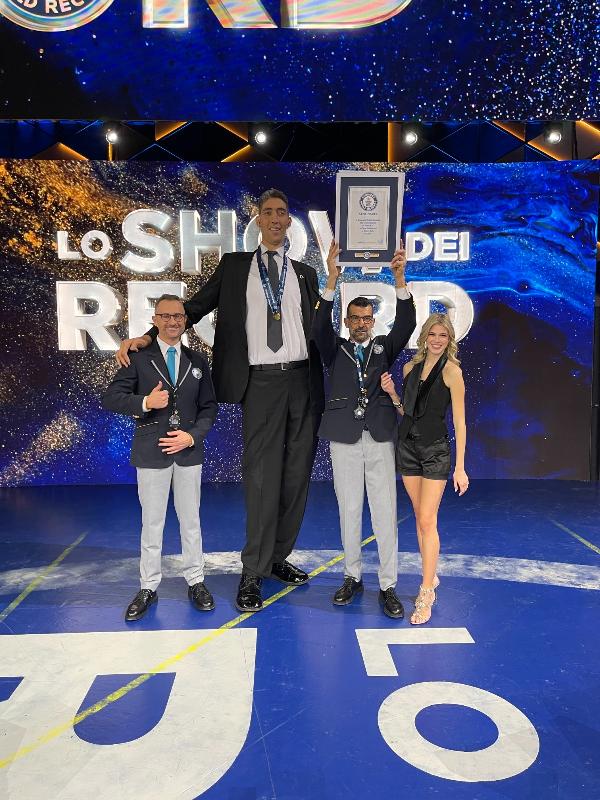 MARDIN’IN DERIK ILCESINE BAGLI KIRSAL DEDE MAHALLESI’NDE YASAYAN, 2009’DA 2 METRE 51 SANTIMETRE BOYU ILE ‘DUNYANIN EN UZUN BOYLU ADAMI’ UNVANINI ALARAK GUINNESS REKORLAR KITABI’NA GIREN VE BUGUNE KADAR BUNU KORUYAN SULTAN KOSEN (42), ITALYA’DAKI GUINNESS REKORLAR KITABI’NIN 2024 YILINA AIT LANSMANINA KATILDI. 15 GUN BOYUNCA ITALYA’DA CESITLI PROGRAMLARA KATILDIKTAN SONRA YURDA DONEN KOSEN, GELECEK HAFTA DA ABD’YE GIDECEGINI BELIRTEREK, “GUINNESS REKORLAR KITABI’NIN HER SENE FARKLI BIR ULKEDE TANITIMI YAPILIYOR. BU YIL ITALYA MILANO’DA YAPILDI. BIZ DE HER SENE GUINNESS REKORLAR KITABI’NIN LANSMANINDA YER ALIYORUZ. REKORUMUN 15’INCI YILINI TESCIL ETTIREREK KITAPTA YER ALDIK” DEDI. FOTO: SALIH KESKIN/MARDIN,(DHA)