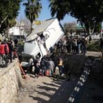 Kazaya karışan kamyonet kanala düştü, sıkışan sürücüyü itfaiye kurtardı