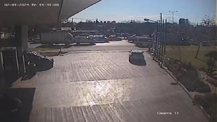 Kazaya karışan kamyonet kanala düştü, sıkışan sürücüyü itfaiye kurtardı (2)