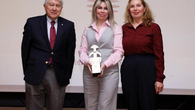 Yılın kadını ödülü Rektör Özkana verildi