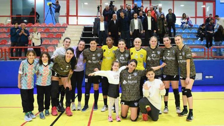 Mavi Kelebekler liderliği kaptırmıyor