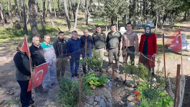 Depremde hayatını kaybeden müdür ve kızı anıldı
