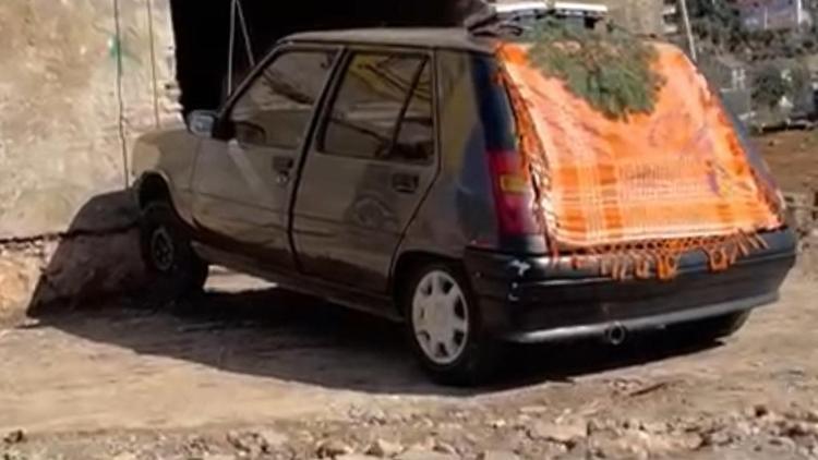 Ceza verdiği otomobilini iki katlı evinin duvarına astı