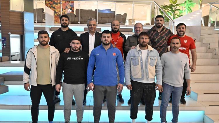 Başkan Uysaldan pehlivanlara ziyaret