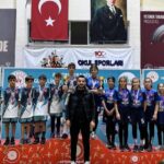 İki lastik toptan altın madalyalı öğrencilere