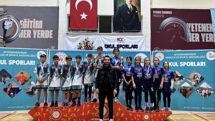 İki lastik toptan altın madalyalı öğrencilere